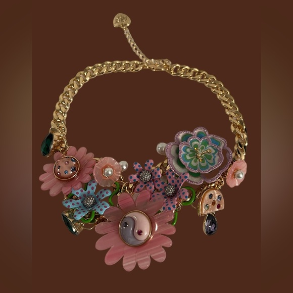 New BETSEY JOHNSON ENCHANTED DRAMA STATEMENT NECKLACE PASTEL MULTI - Picture 4 of 16